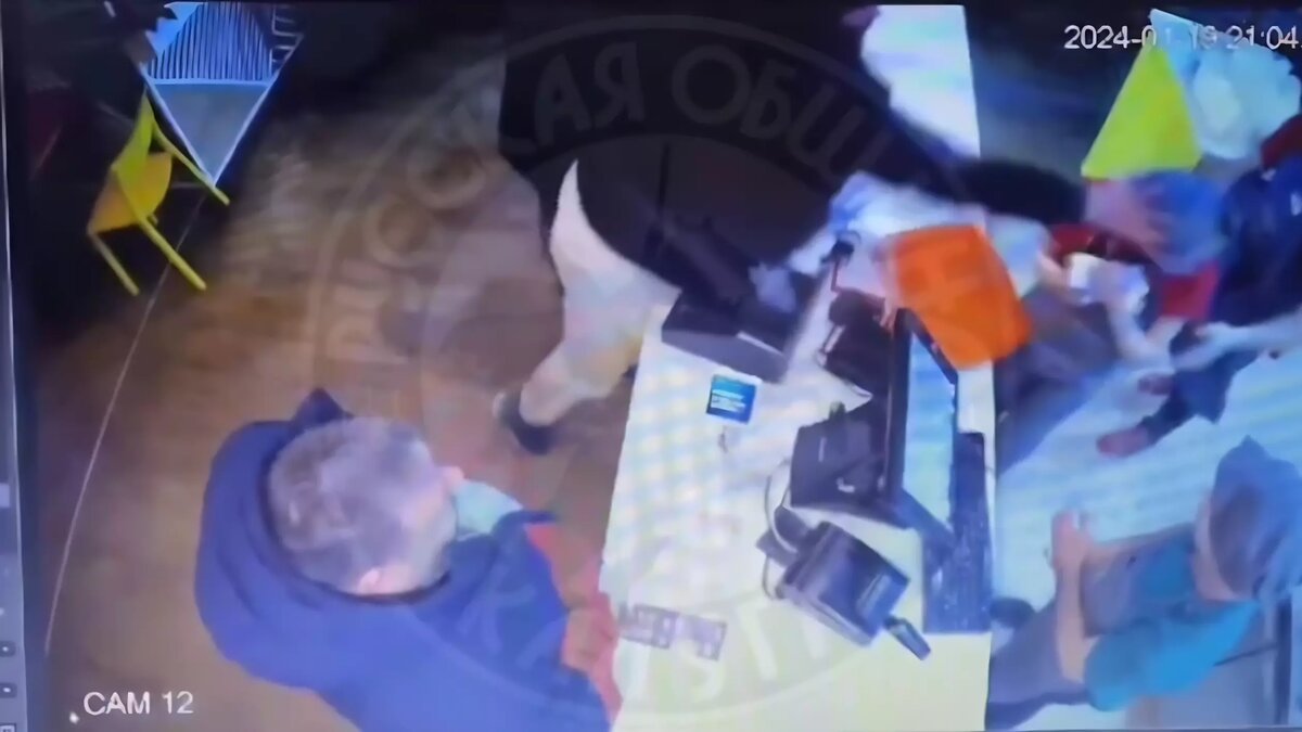     В комментариях под видео с нападением на девушку калужане призывают «выселять» хулигана из своего города. А из-за стараний так называемой «Русской общины» конфликт перерастает в межэтнический. Десятки представителей «русского братства» выловили Арслана на улице и заставили извиняться на камеру.