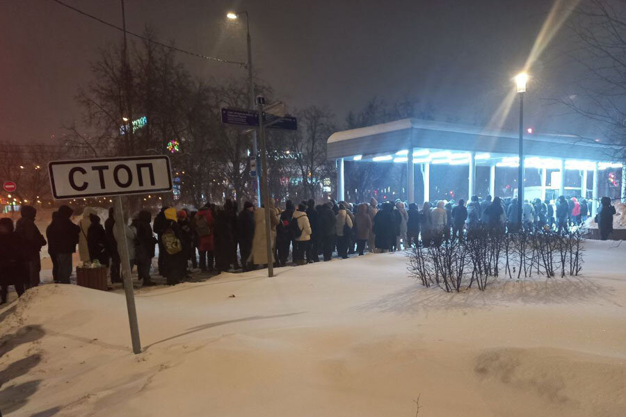 Очередь на транспорт возле станции метро "Сходненская". Отсюда отправляются маршрутки до крупного района Путилково (Красногорск). Фото из социальных сетей.