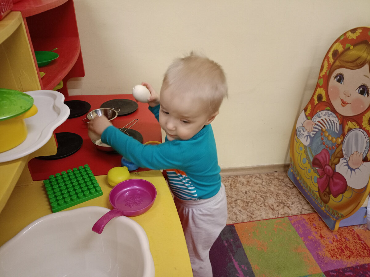 ребенок ползает. малыш. новорожденный лежит. младенческий возраст. 1 год и 5 месяцев назад.