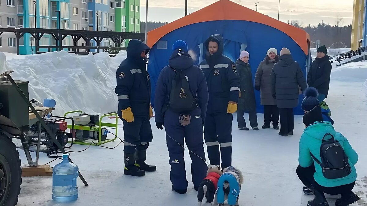     23 января городская Комиссия по предотвращению и ликвидации ЧС ввела режим повышенной готовности в связи с ситуацией на улице Дарьинской, где накануне вечером был поврежден кабель электроснабжения, в результате чего семь домов остались без света, тепла и воды.