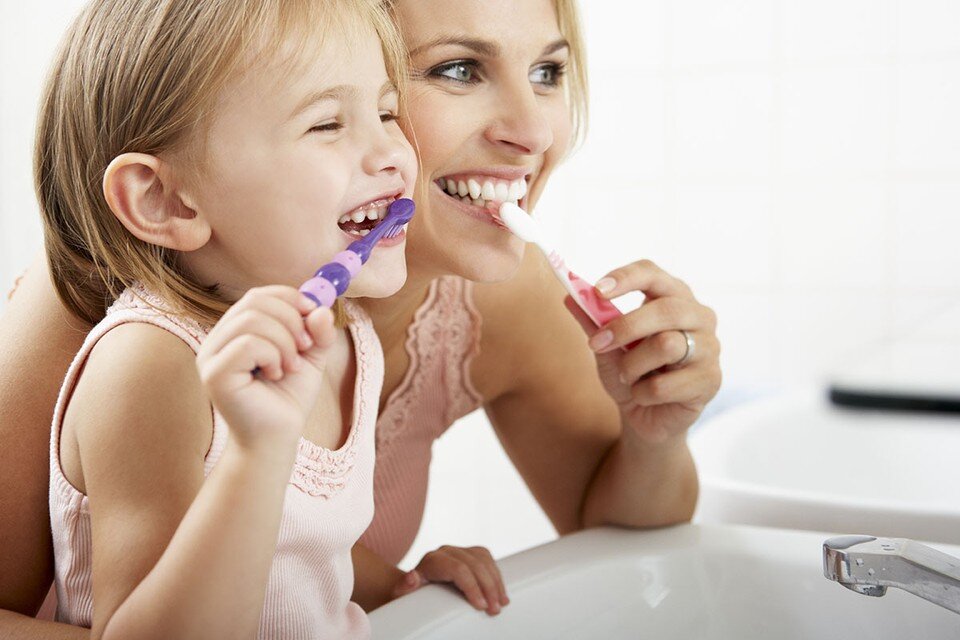    Если ребенок, подрастая, видит, что зубы чистят все, и бабушка, и мама с папой, и другие братья и сестры, то для него это будет нормой поведения, он и сам будет охотно к этому стремиться. Shutterstock