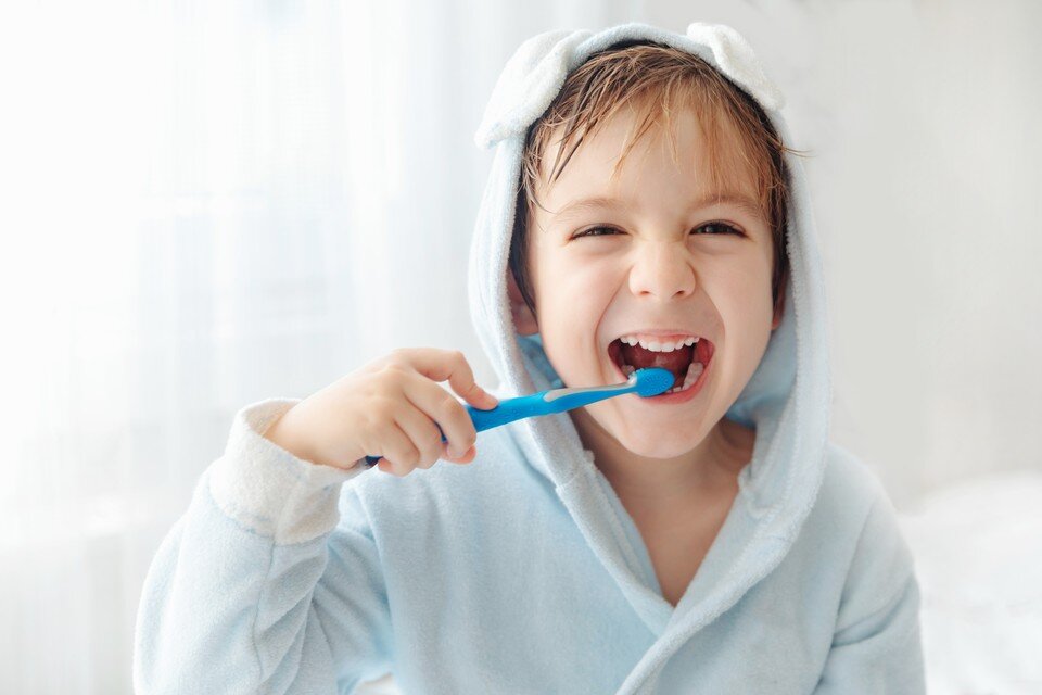    С 8 лет ребенок уже способен чистить зубы самостоятельно. Shutterstock