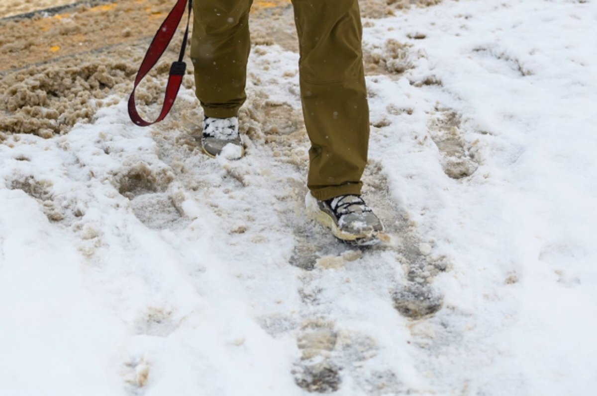    Антон Алиханов остался недоволен уборкой тротуаров в период снегопадов