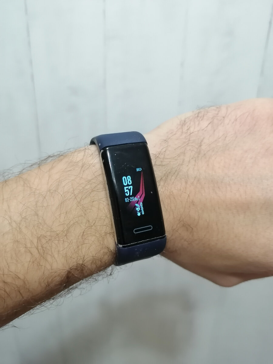 почему не подключается фитнес браслет к телефону