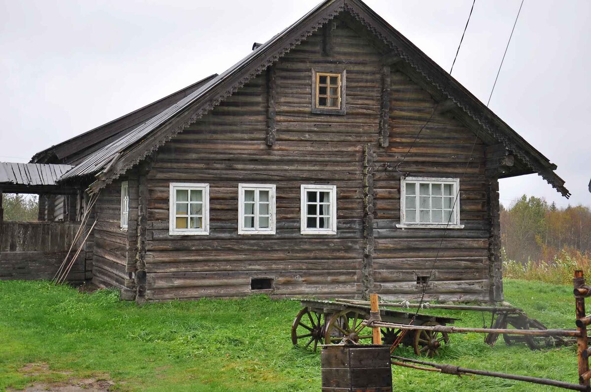 Традиционный русский северный дом. Листайте галерею, чтобы увидеть ещё фото.