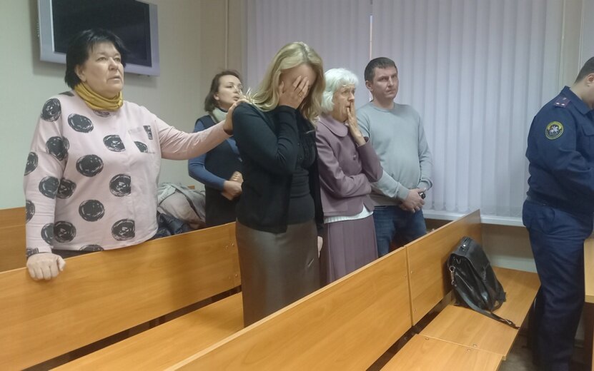  Супруга и мама бывшего градоначальника не сдержали слез. Фото: Григорий Кудреватых