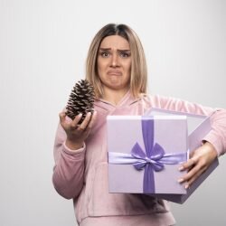 Подарок девушке. Что можно подарить девушке с валберис. Подарок на 14 февраля. Красивые подарки для девушки. Сладости для девушки подарок.