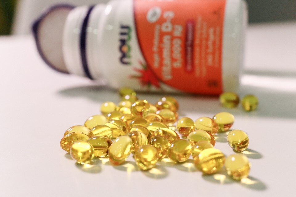 получение витамина д от солнца. окно в офисе. комната с окном. открытые окна в офисе. я полезный витамин вам друзья необходим.