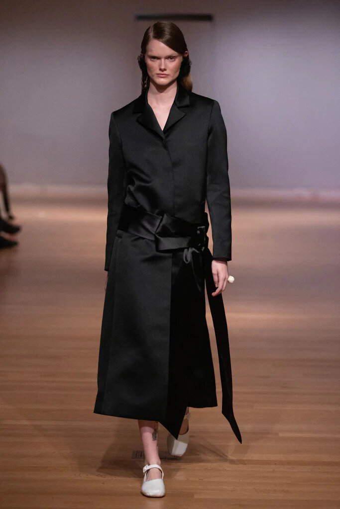 Я сам себя в пальто одел. Мама надела пальто. Мама надела пальто. Мама в пальто с ребенком. Мама надела пальто.