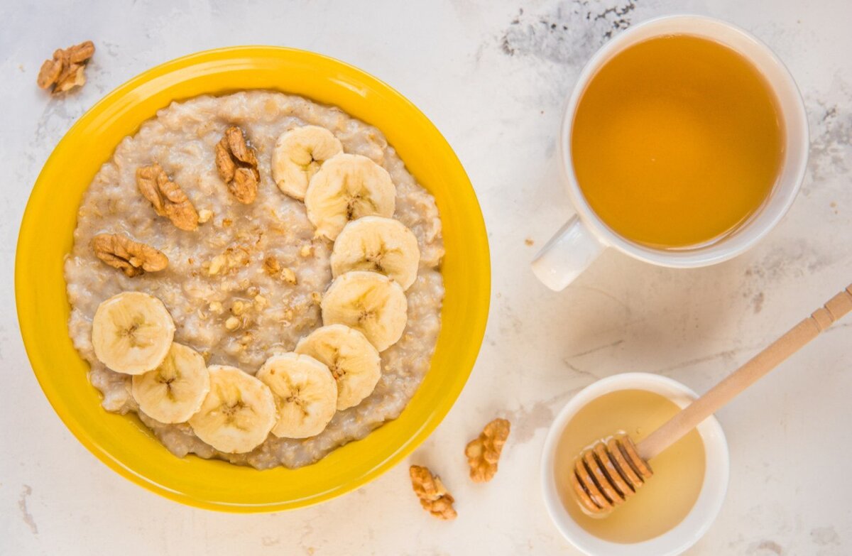 Овсяная каша в микроволновке. Каша для микроволновку. Овсяная каша в микроволновке. Овсяная каша с добавками. Каша овсяная с орешками.