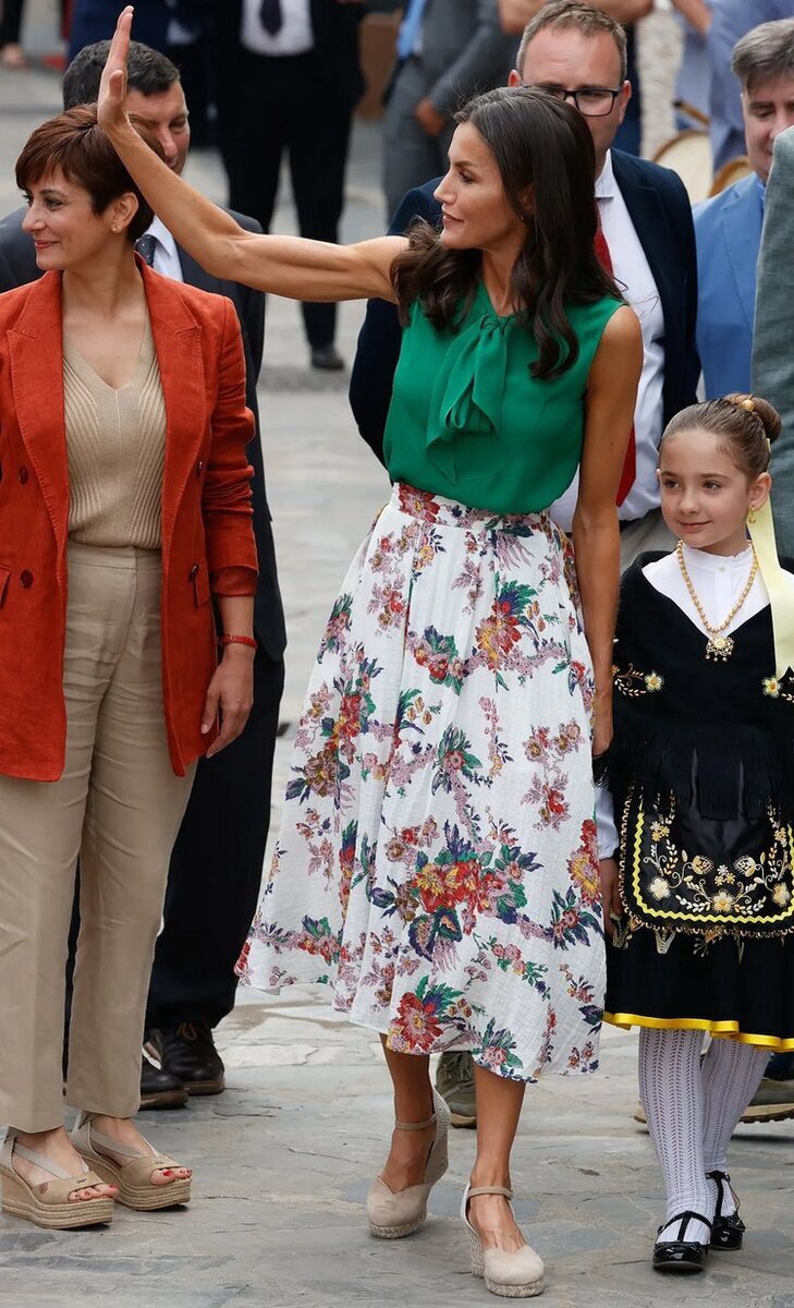 Туфли женские прикол. Тренинги по психологии. Много лиц. Лиса улыбается. Можно на совершенно разный.