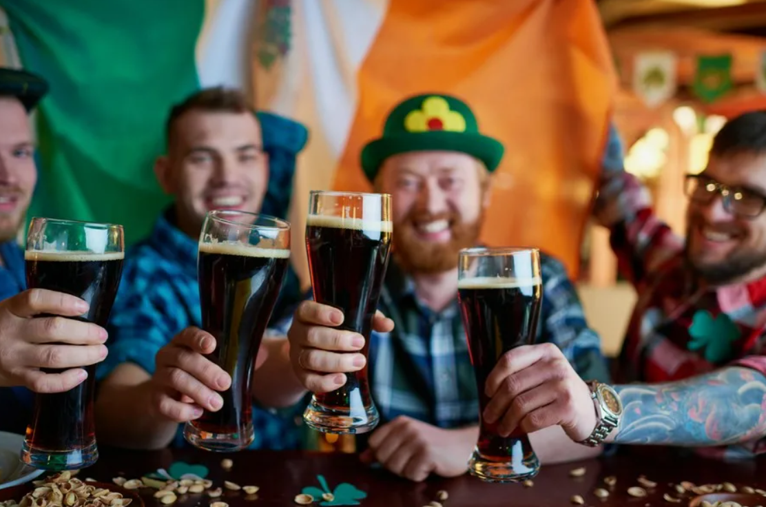 Drink irish. День Святого Патрика в Ирландии паб. Ирландцы в пабе. Ирландцы пьют пиво. Ирландец с пивом.