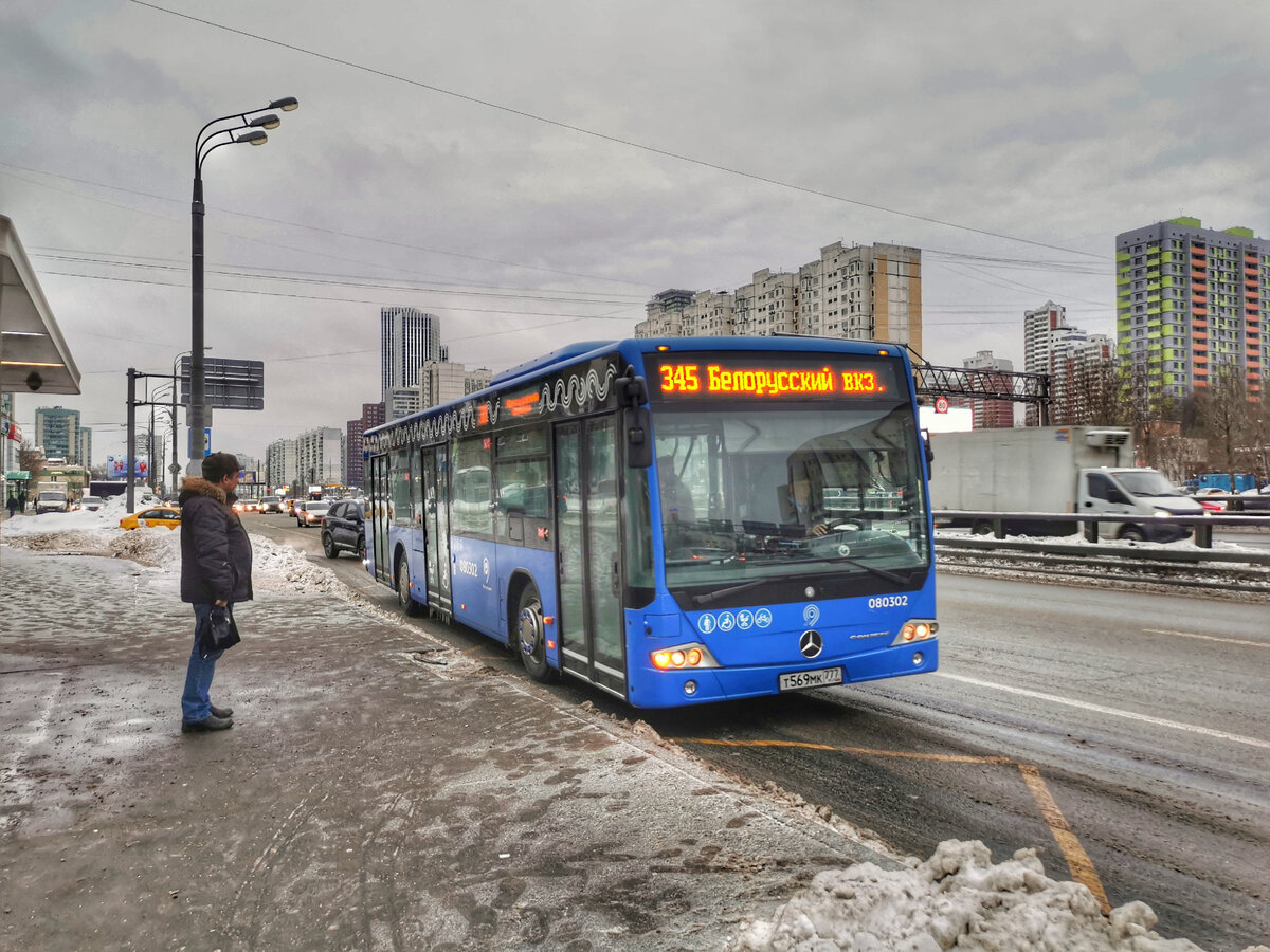 Автобус 080302 Mercedes-Benz Conecto II на маршруте № 345 следует к Белорусскому вокзалу. Проспект Маршала Жукова, остановка"Улица Генерала Глаголева".