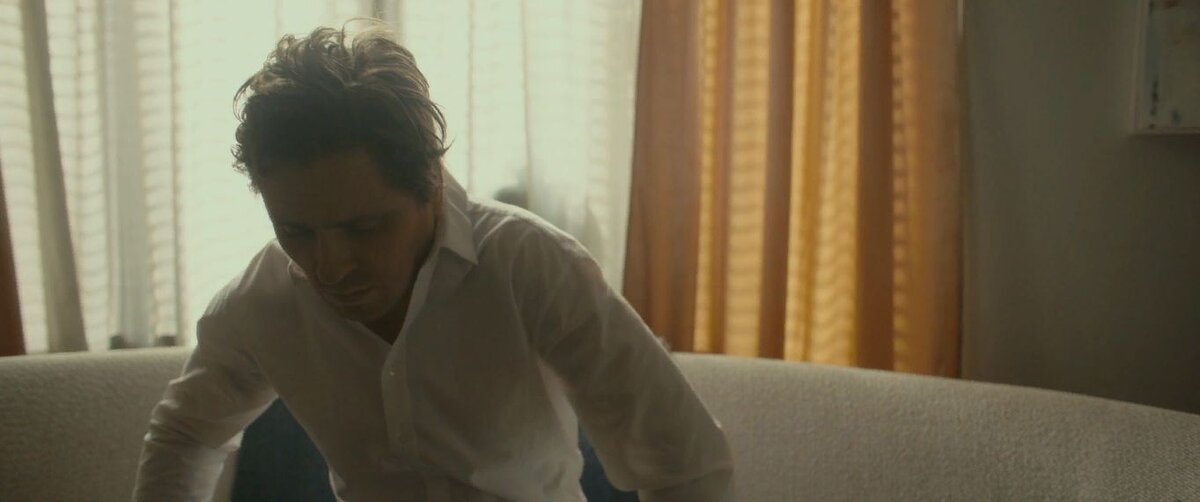 С утра Алекс просыпается один дома и понимает, что надо что-то менять в жизни