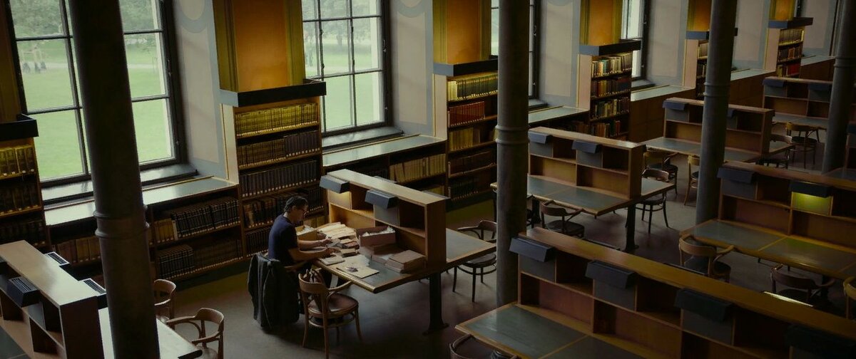 Алекс проводит разыскания в библиотеке