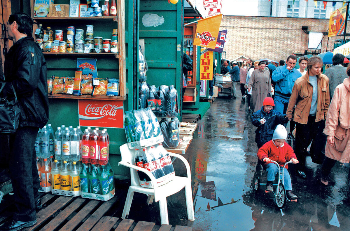 Как жили в 90 е. Черкизовский рынок Москва 90е ларьки. Махачкала 90е. Черкизовский рынок Москва 90е. Москва 90-е рынки.