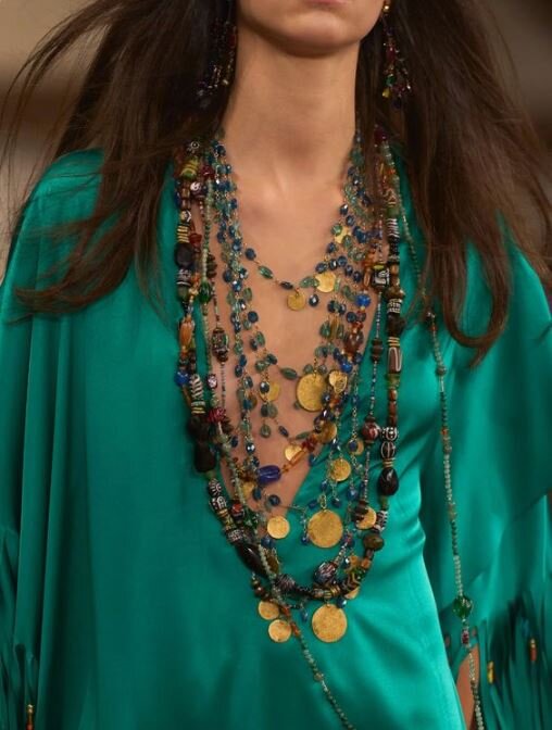 Модные украшения 2022. Стильные украшения для женщин. Стильные украшения. Ювелирная мода 2024. Ювелирная мода 2024.