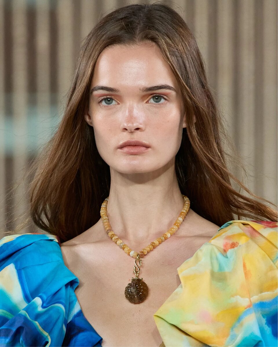 украшения из жемчуга. колье бижутерия крупное. стильная бижутерия. девушка с бижутерией. стиль бохо в ювелирных украшениях.