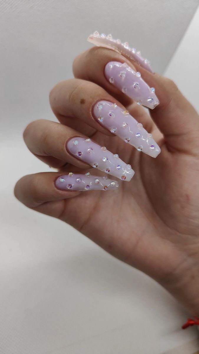 красный новогодний маникюр 2022. какой цвет маникюра на новый год топ. новогодний маникюр серебристый. в каком цвете маникюр встречать новый 2024. маникюр на новый год однотонный.