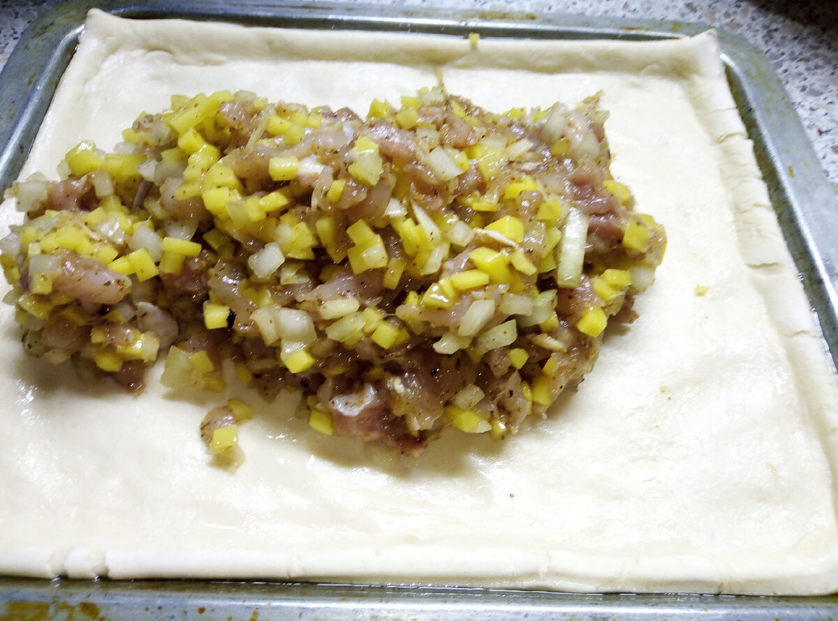 фарш мясной приготовить с картошкой. картофельная запеканка с фаршем. запеканка с картошкой и фаршем в духовке. слоеная картофельная запеканка. картошка с фаршем и подливкой.