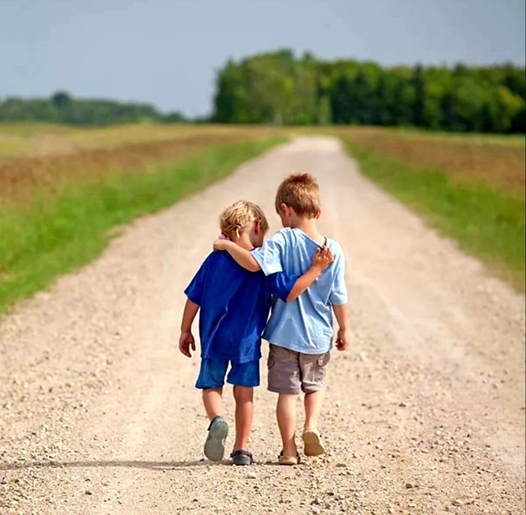 Ребенок двух людей. Друзья мальчики. Дети помогают друг другу. Два друга. Помогать друг другу.
