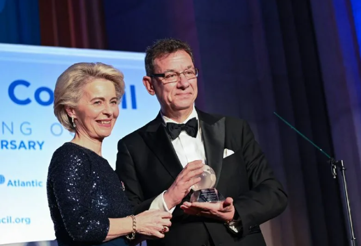 Урсула фон дер Ляйен и директор Pfizer Альберт Бурла что-то празднуют, наверное, подписание очередного контракта (фото с сайта telegram-store.com) 