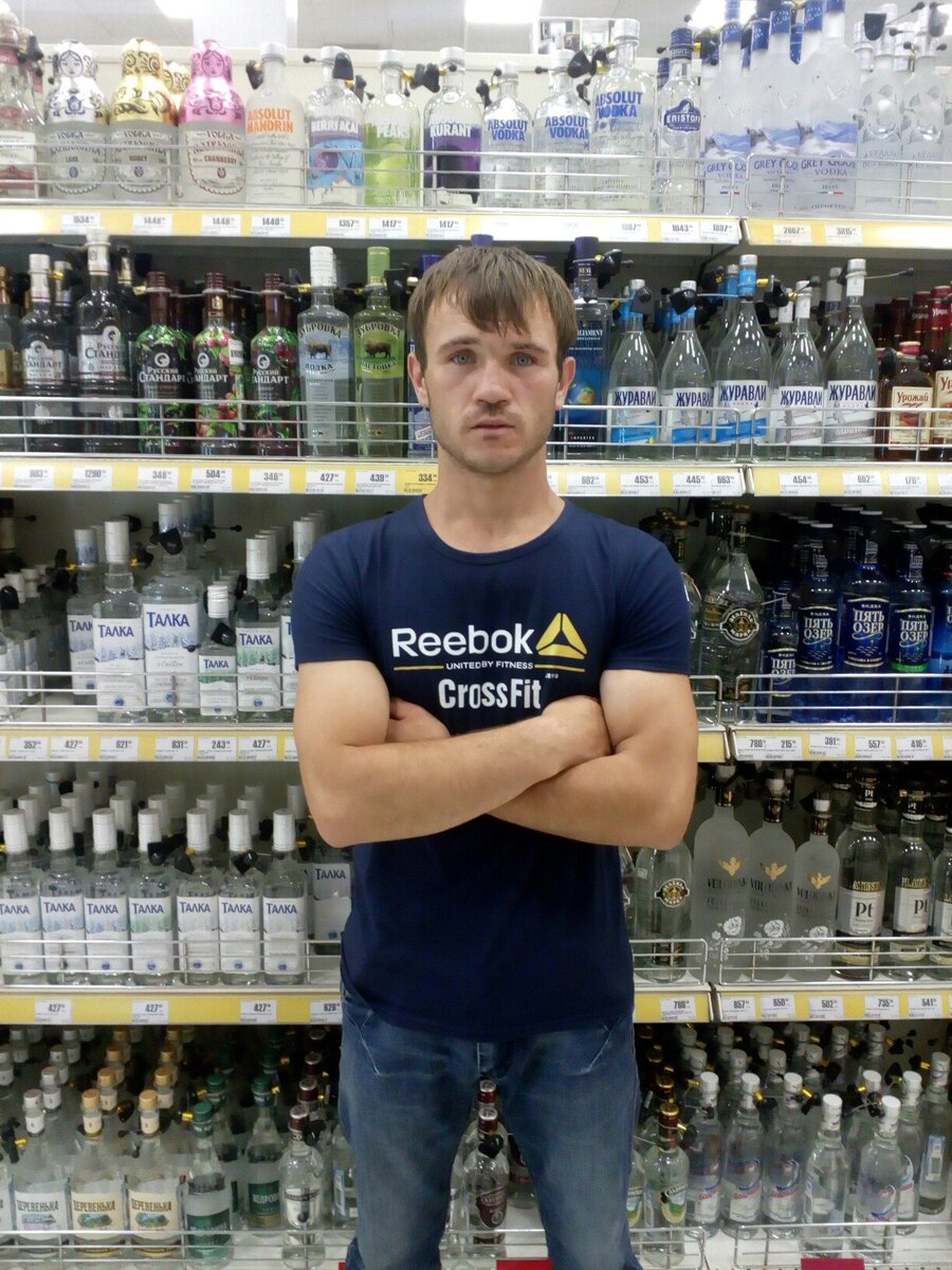 Молодые люди. Довольный клиент. Страхования компания сотрудники. Человек радостный. Группа людей.