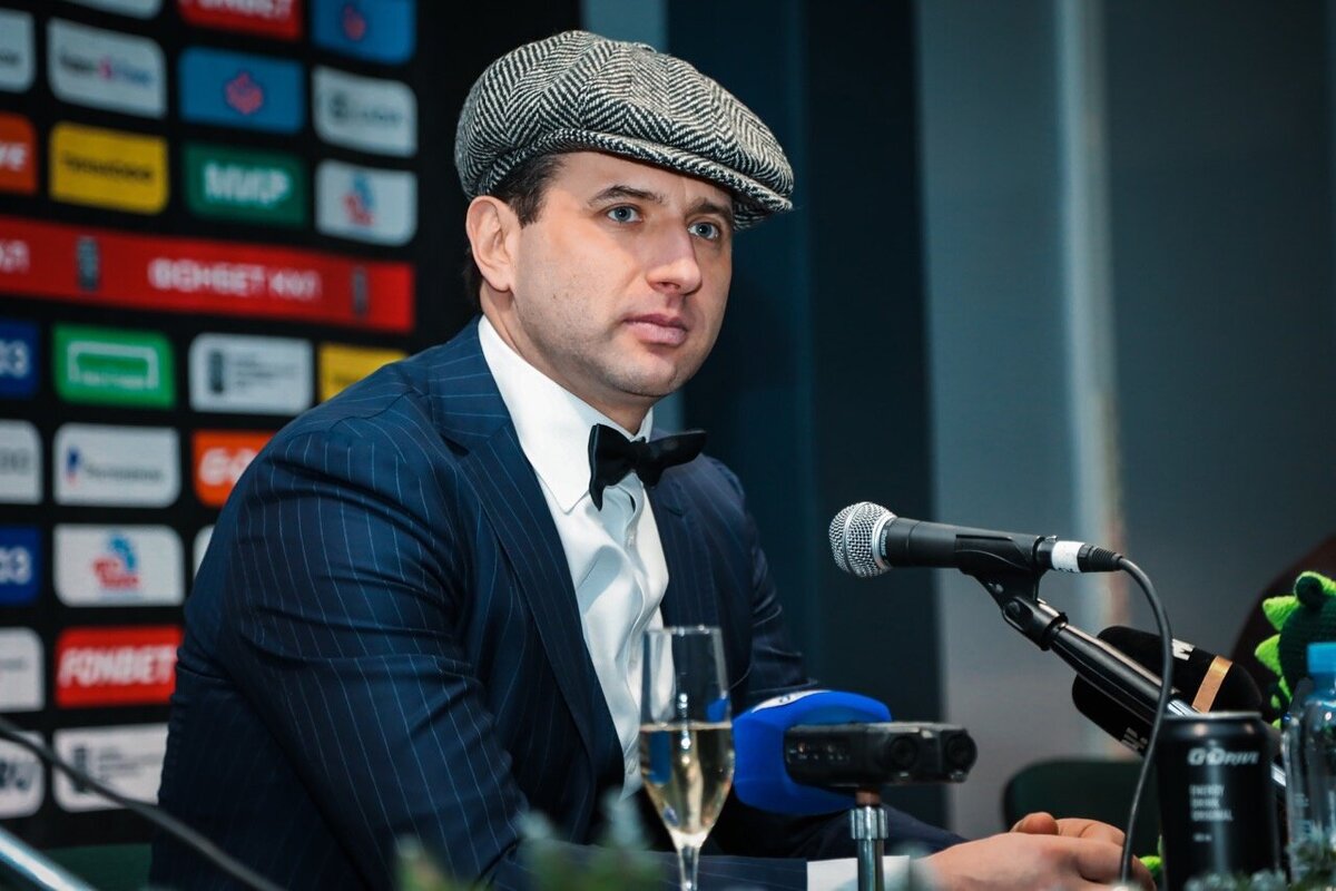 Играю в nintendo. Как снимать играть одновременно. Мультимедийные возможности телефона камера. Ридли скотт на съемках. Мужчина играет в приставку.