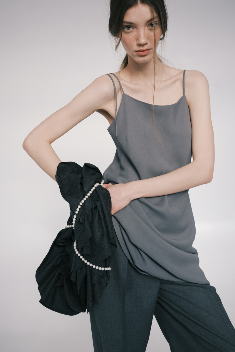 Продавец и покупатель в магазине одежды. Продавец мужской одежды. Девушка выбирает вещи на белом фоне. Давай покажи одежду. Стильный гардероб.