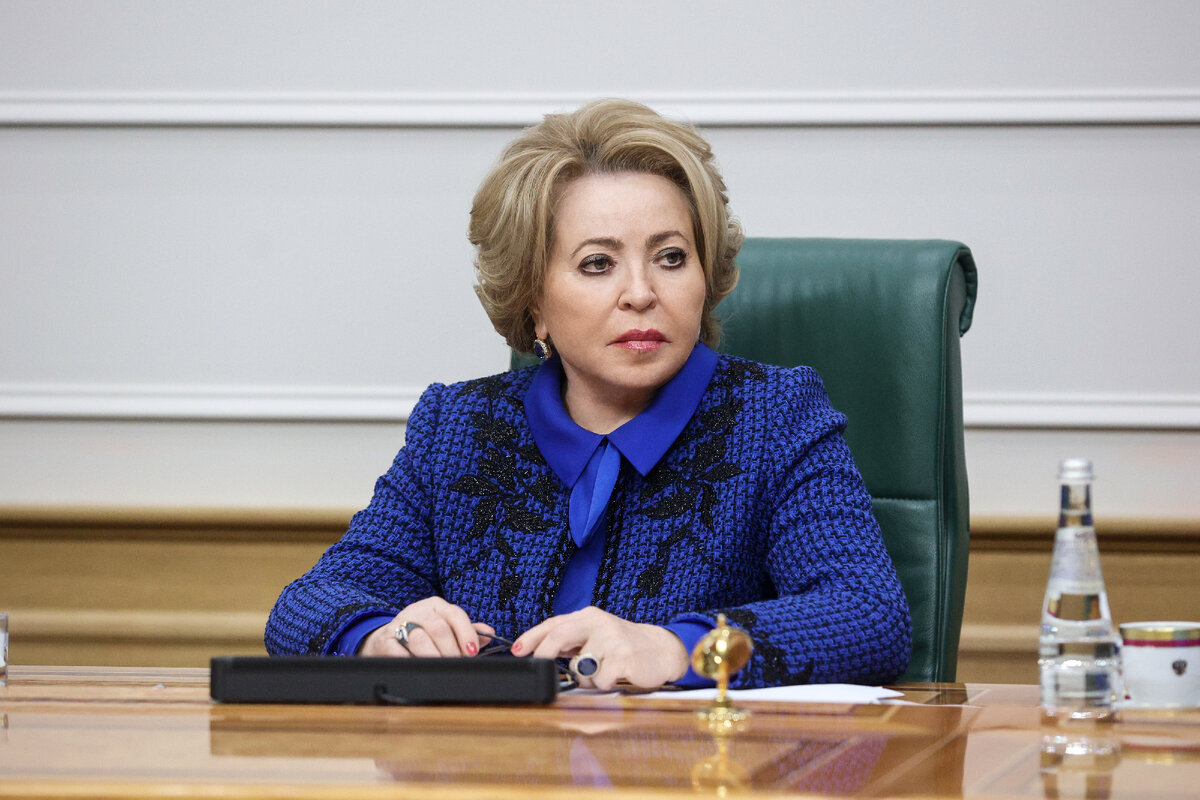 московское деловое собрание. стол переговоров с людьми. московское деловое собрание. московское деловое собрание. владелец бизнеса.