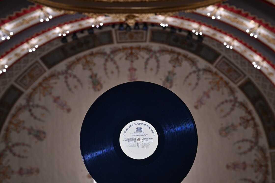 наушники и микрофон арт. микрофон с наушниками арт. значок громкости. акустические вибрации. звуковая волна эквалайзер.