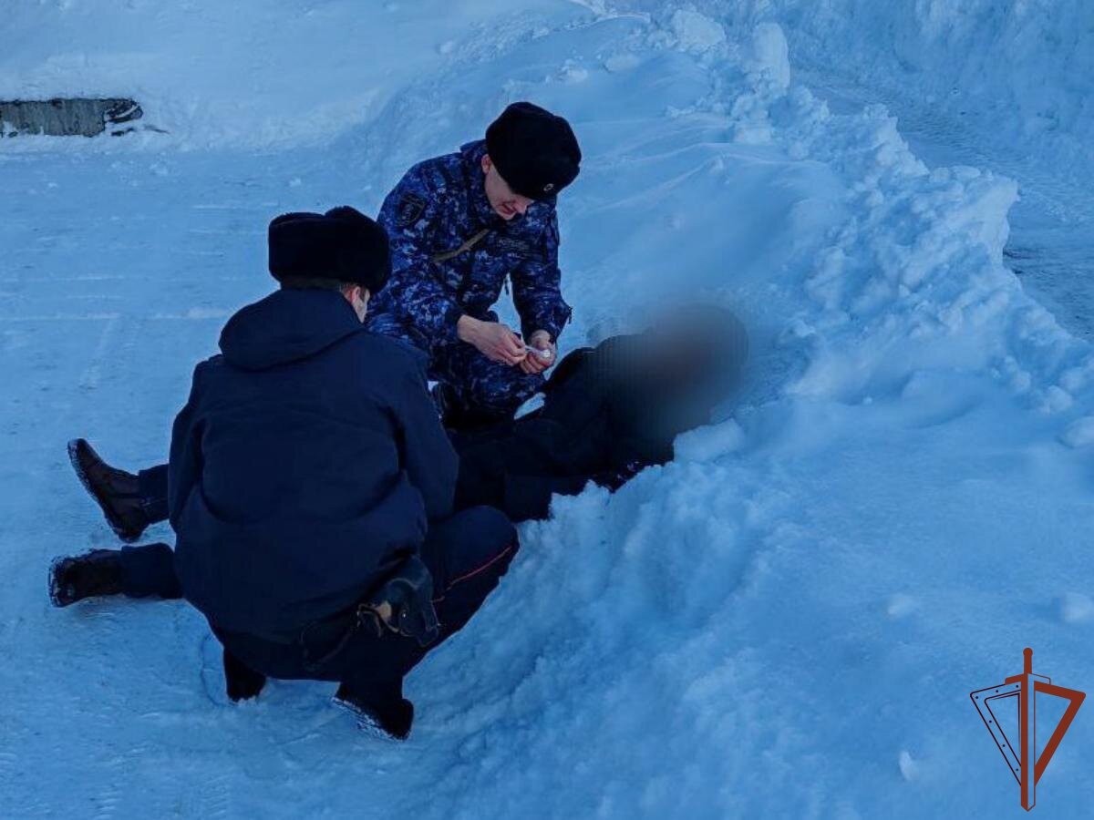    В Югре сотрудники вневедомственной охраны Росгвардии оказали помощь раненому мужчине