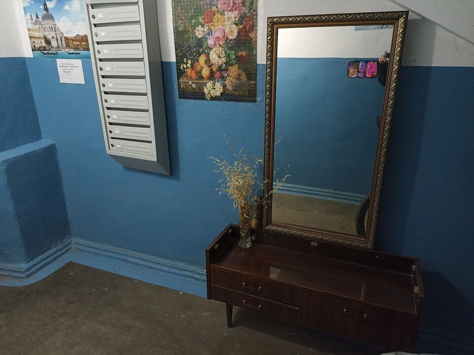    При входе в подъезде есть зеркало Елена Рюмина