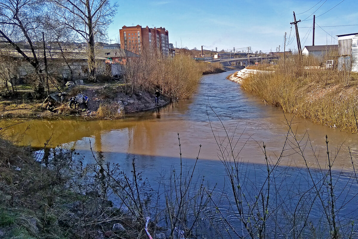     Устье реки Бугач (на фото он впадает в Качу слева) пока выглядит очень непрезентабельно. По одной из версий ученых, именно здесь располагалось первое зимовье русских для сбора ясака, поставленное еще до основания самого острога. Именно поэтому в первых документах острог на Красном Яру и именовался Ново‑Качинским