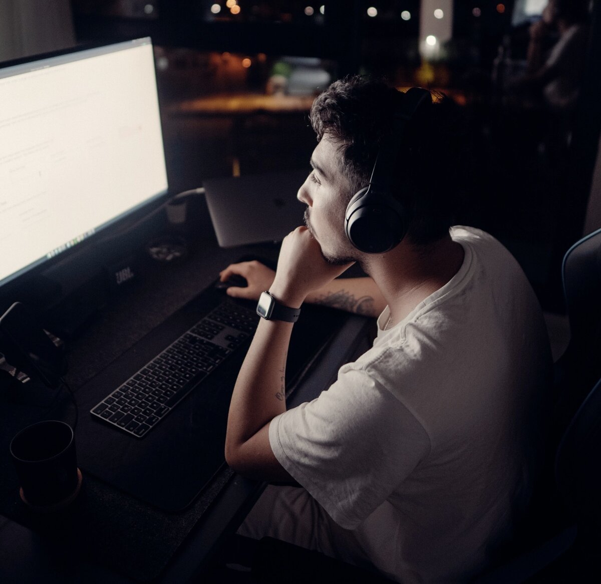 Мокап ноутбука вместо головы. A screen makes the computer. Тэнк матрица. A screen makes the computer. Монитор на столе.