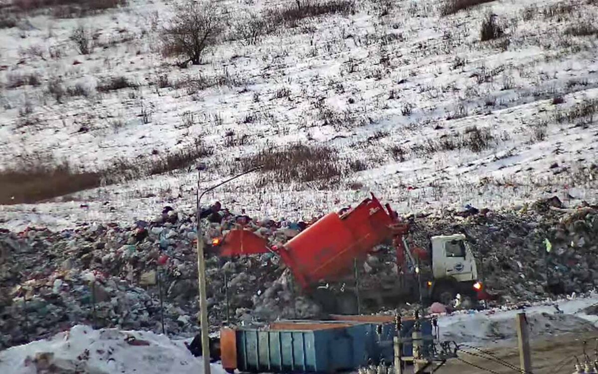    В попытке остановить мусорный коллапс орловский завод «Экополис» складирует отходы без сортировки Фото автора