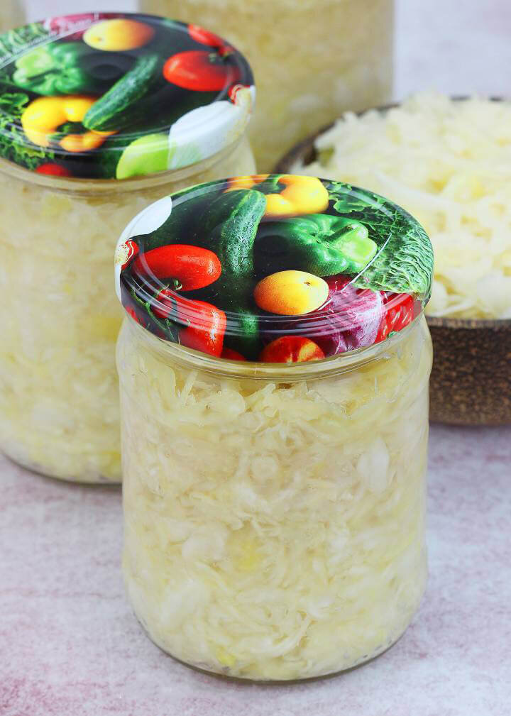 Хранение капусты в морозилке. Замороженная капуста белокочанная. Как хранить разрезанную капусту. Заморозка шинкованной капусты. Капуста в погребе в пленке.