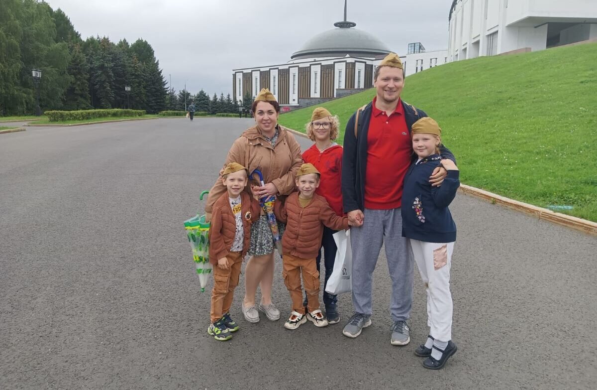 дети идут на экскурсию. трое детей в лесу стоят. петербург для детей. дети на экскурсии. дети на экскурсии.