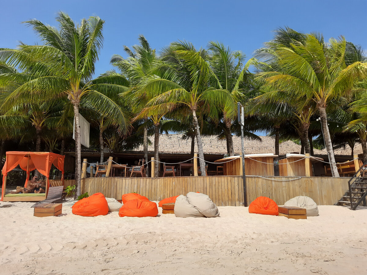 пенсионеры на прогулке. пенсионеры в обнимку. куда съездить пенсионеру. европейские пенсионеры. пенсионеры на экскурсии.