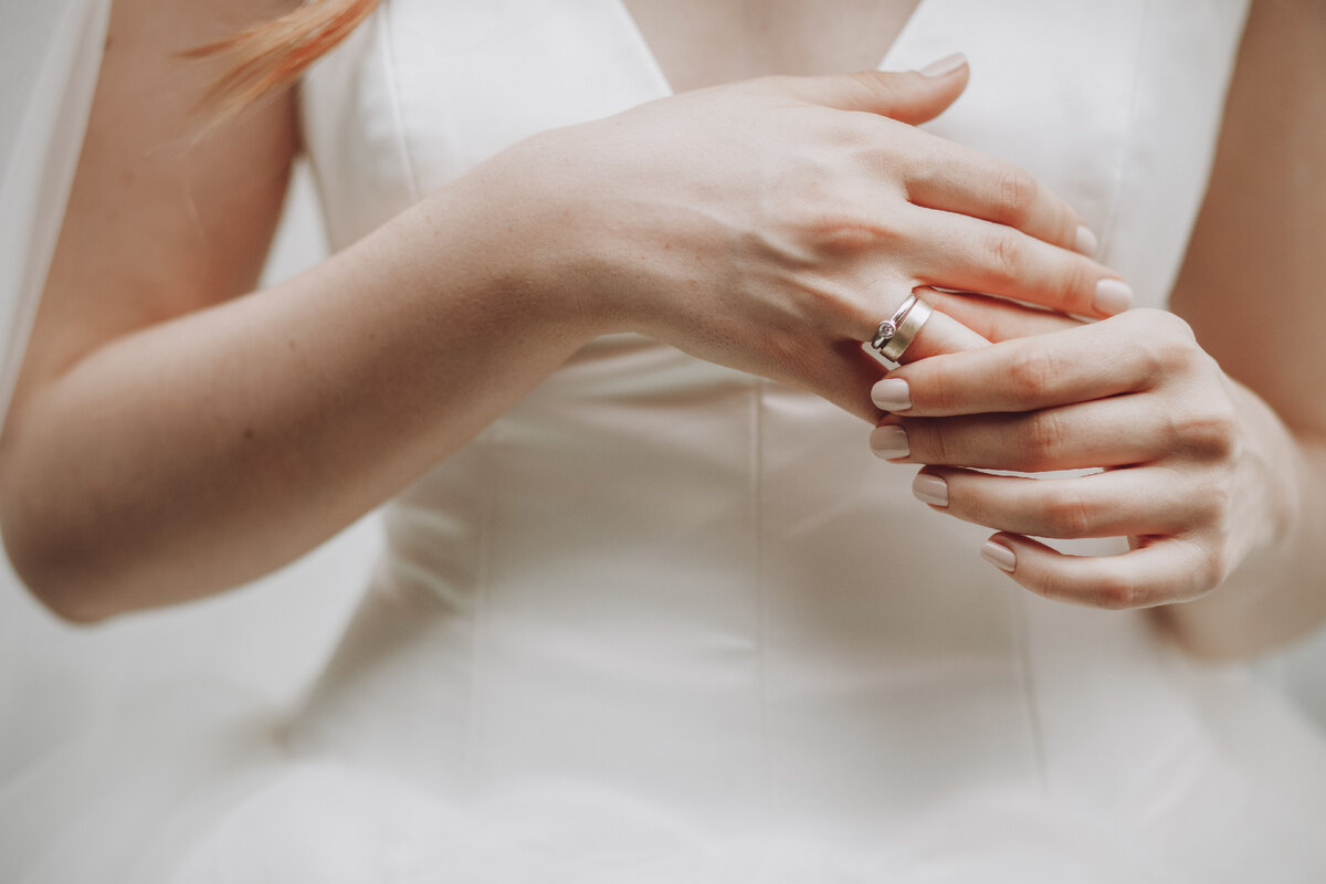 <a href="https://ru.freepik.com/free-photo/bride-touches-her-finger-with-wedding-ring_3983134.htm#query=wedding%20manicure&position=19&from_view=search&track=ais&uuid=6a597d7c-49b1-4142-9573-e5a3b0668a68">Изображение от freepic.diller</a> на Freepik