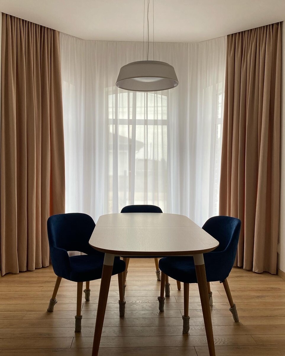 Как оформить шторами два окна. Шторы на окна с простенком в гостиную. Шторы в гостиной с двумя окнами. Шторы на два окна с углом. Шторы в спальню на два окна.