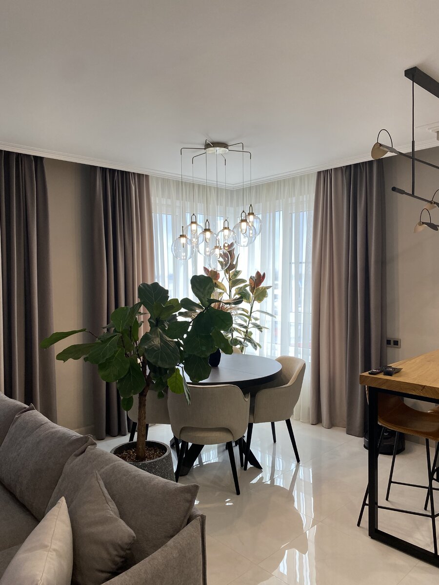 шторы блэкаут мокко. дизайн штор 2024. шикарные шторы. шторы во всю стену в гостиной. оформление окон в интерьере.