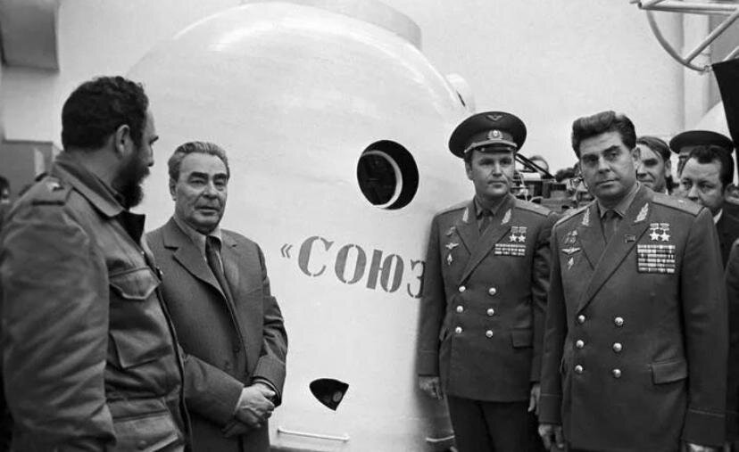 Руководитель космической программы ссср. Брежнев награждает Гагарина. Брежнев вручает Гагарину орден. Брежнев вручает медаль Ленина Гагарину.