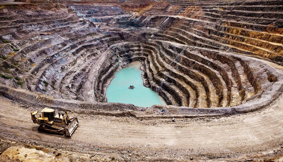 бингем-каньон карьер. рудник уралкалия березники. добыча угля карьер кма. стойленское железорудное месторождение. выработка руды.