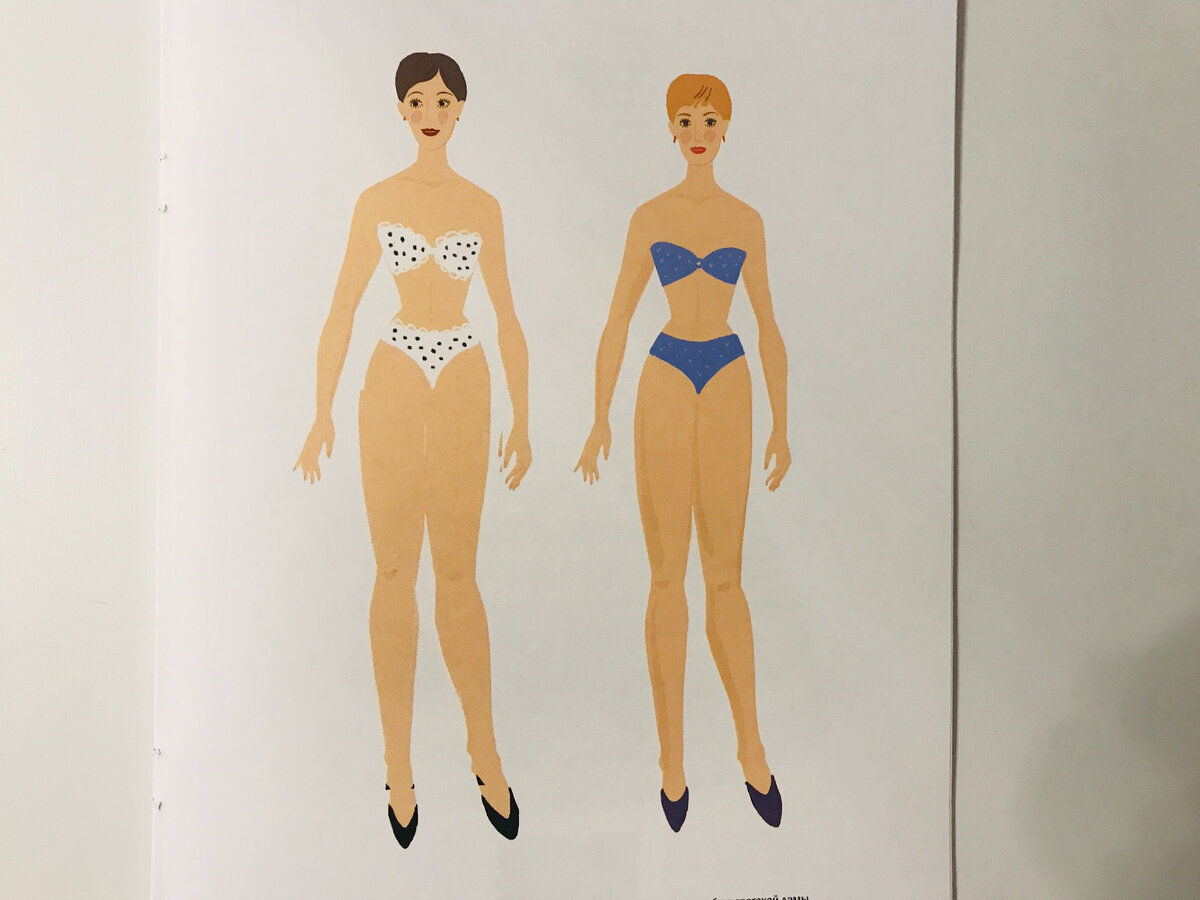 Двойняшки-куколки, брюнетка в белье в горошек отделанном кружевами и блондинка в купальнике с принтом.