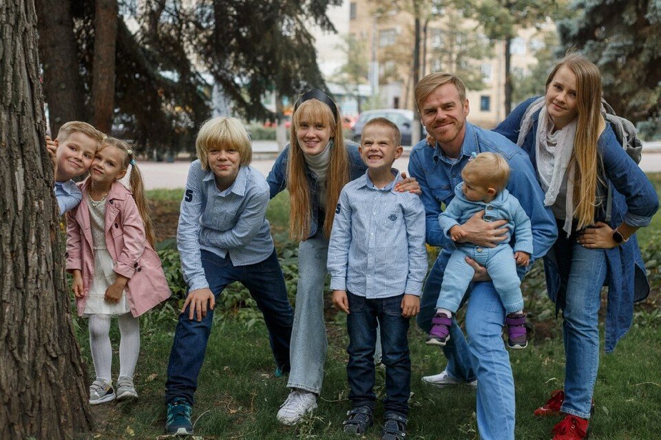 старик и три сына. мария кожевникова дети фото. трое сыновей. мария кожевникова дети. три сына или трое сыновей.