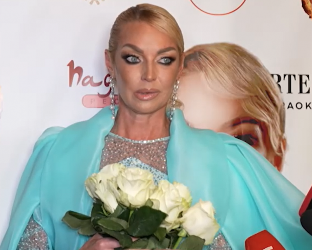 Женский корпоратив. Корпоративная вечеринка. Черное вечернее платье с красными туфлями. Отмечаем женский юбилей. Идти ли на юбилей.