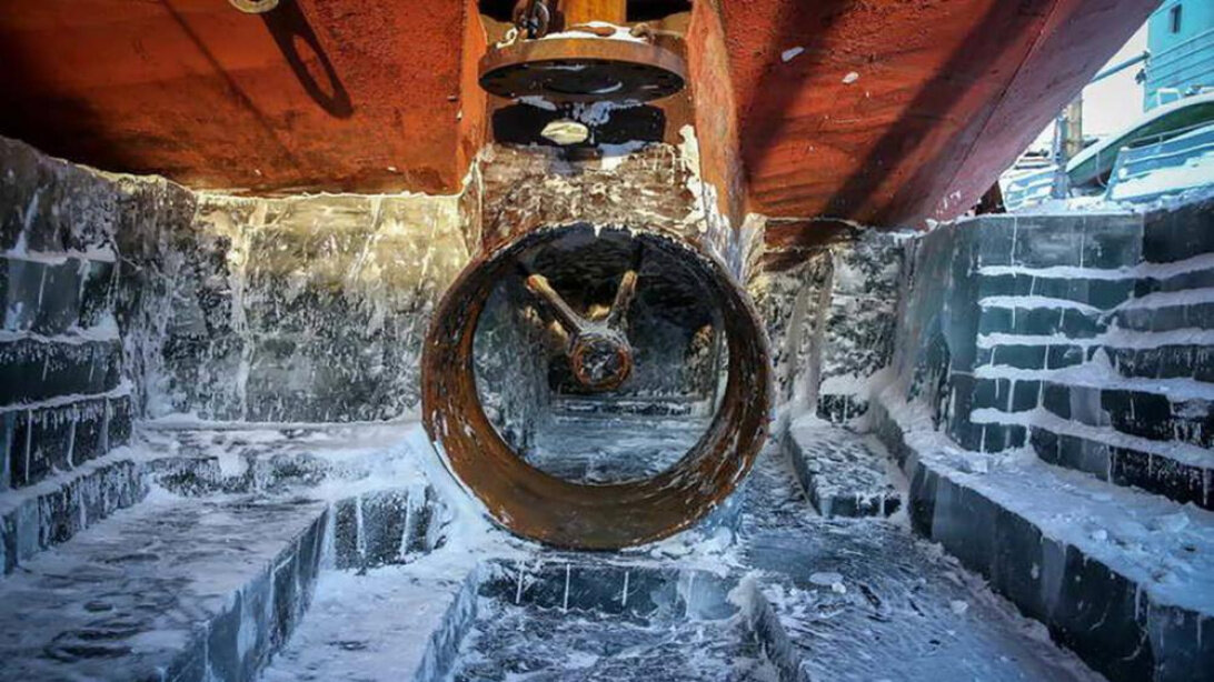 Выморозка - якутская технология ремонта подводной части кораблей. Фото Марии Васильевой