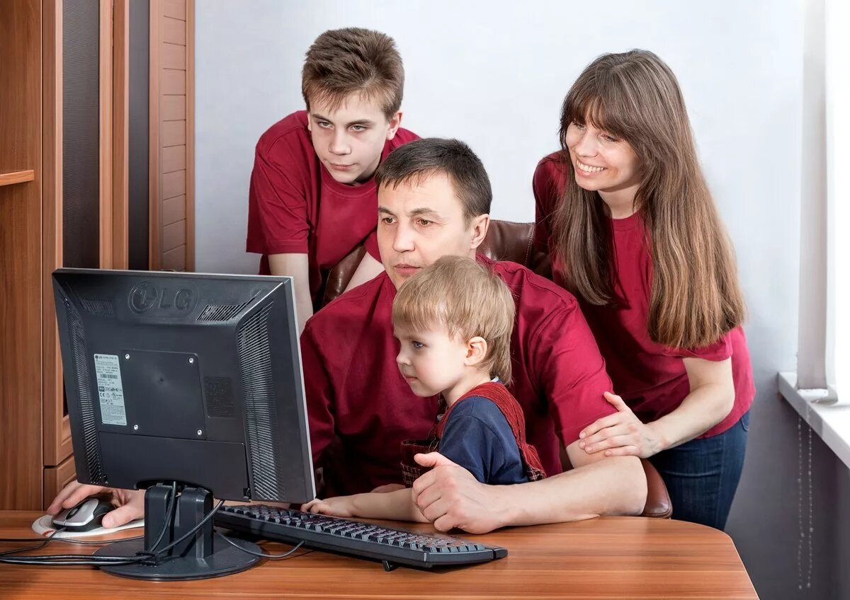 Почему русские родители. Компьютер для детей. Компьютер для школьника. Подросток и компьютер. Ребенок за компьютером.