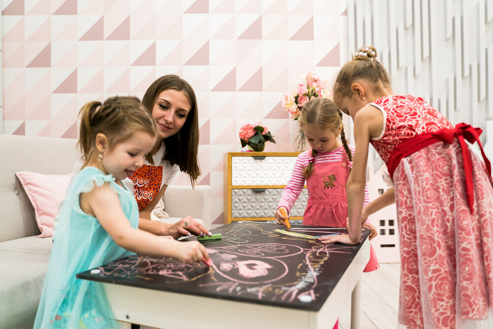 Дошкольный возраст. Времяпровождение с детьми. Дети с родителями. Чем занять свободное время детям. Подросток с книгой.